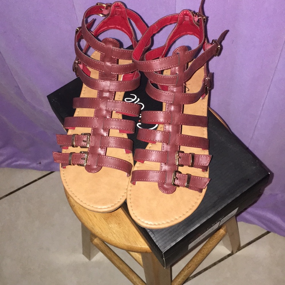 Red circle 🔴 Sandal